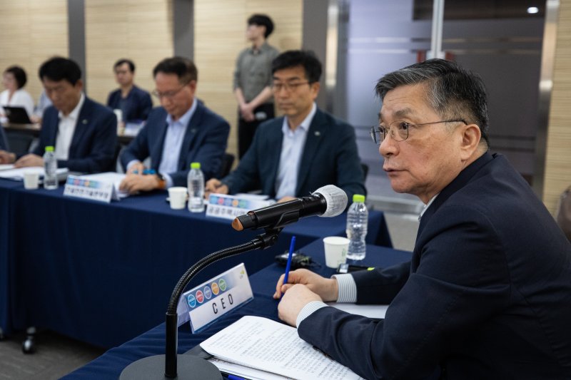 이한준 한국토지주택공사(LH) 사장이 2일 서울 강남구 LH 서울지역본부에서 열린 건설카르텔과 부실시공 근절을 위한 LH 책임관계자 긴급대책회의에서 모두 발언 후 취재진 질문에 답하고 있다. 2023.8.2/뉴스1 ⓒ News1 유승관 기자