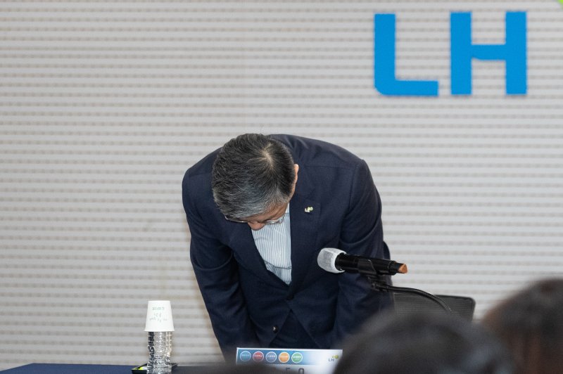 이한준 한국토지주택공사(LH) 사장이 2일 서울 강남구 LH 서울지역본부에서 열린 건설카르텔과 부실시공 근절을 위한 LH 책임관계자 긴급대책회의에 앞서 고개 숙여 사과하고 있다. 2023.8.2/뉴스1 ⓒ News1 유승관 기자
