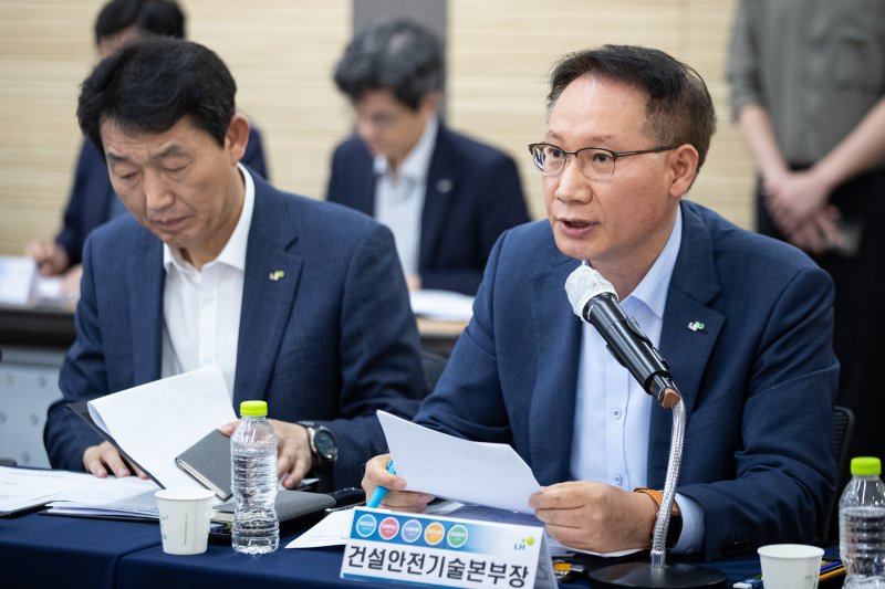 정운섭 한국토지주택공사(LH) 건설안전기술본부장이 2일 서울 강남구 LH 서울지역본부에서 열린 건설카르텔과 부실시공 근절을 위한 LH 책임관계자 긴급대책회의에서 발언을 하고 있다. 2023.8.2/뉴스1 ⓒ News1 유승관 기자