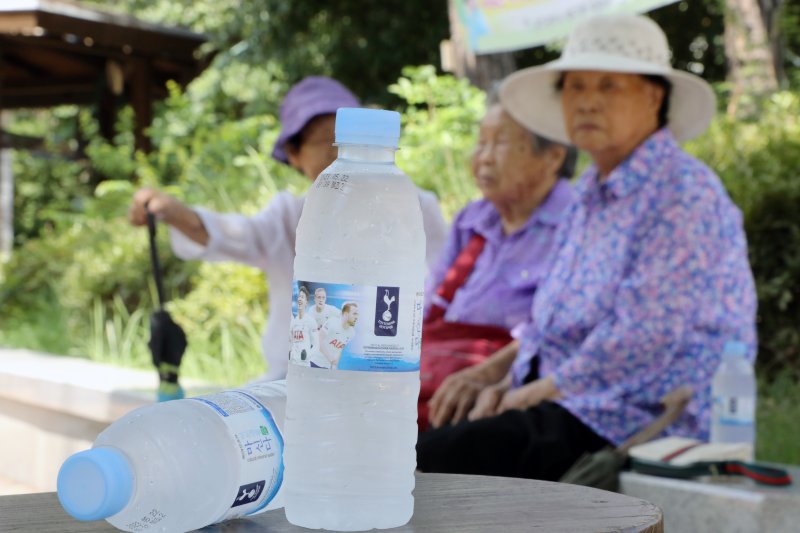 낮 최고기온이 35도까지 오른 2일 광주 북구 우산근린공원에서 자율방재단과 북구청 직원들이 준비한 얼음물을 시민들이 마시고 있다. 2023.8.2/뉴스1 ⓒ News1 이수민 기자