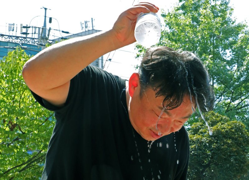 전국에 폭염특보가 발효된 2일 광주 북구 우산근린공원에서 자율방재단과 북구청 직원들이 준비한 얼음물을 한 시민이 머리에 붓고있다. 2023.8.2/뉴스1 ⓒ News1 이수민 기자