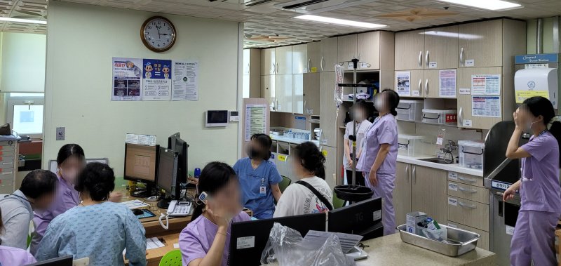 2일 오전 부산 서구 부산대병원 일반병동 병실에서 간호사 등 의료진들이 분주하게 움직이고 있다. 지난 13일부터 20일간 이어진 보건의료노조 부산대지부 파업이 지난 1일 종료됐다.2023.8.2/뉴스1 ⓒ News1 조아서 기자