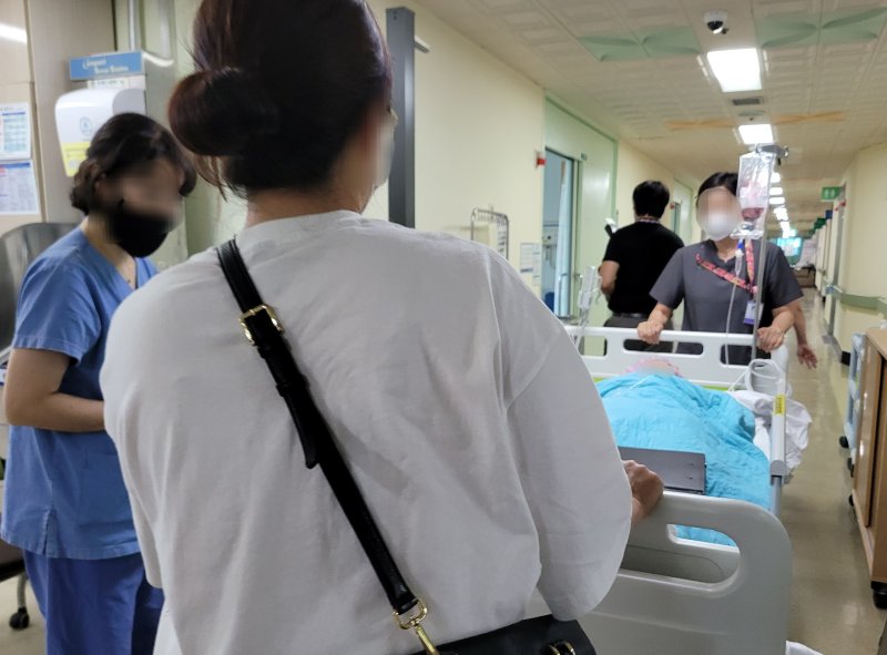 2일 오전 갑상선 암 수술을 받은 환자가 입원실로 이동하고 있다.2023.8.2/뉴스1 ⓒ News1 조아서 기자