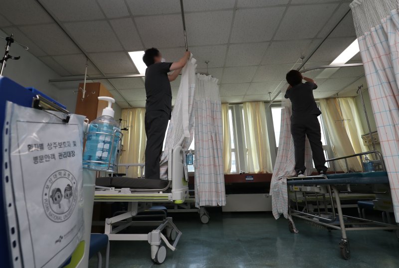2일 오전 부산 서구 부산대병원 일반병동 병실에서 원무직원들이 병실을 정리하고 있다. 부산대병원 노사는 전날 병원 이사장인 차정인 부산대 총장의 중재안에 서명하고 잠정합의했다. 부산대병원 노조는 지난달 13일 보건의료노조 총파업과 함께 파업에 돌입한 뒤 20일간 파업을 이어왔다. 이날 오후부터 전체 진료가 정상화될 것으로 보인다. 2023.8.2/뉴스1 ⓒ News1 윤일지 기자