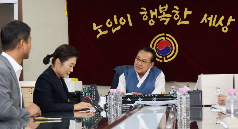 2일 용산 대한노인회 중앙회에서 김호일 회장이 '노인 폄하' 논란과 관련해 사과 방문한 더불어민주당 양이원영 의원을 만나고 있다. 사진=연합뉴스