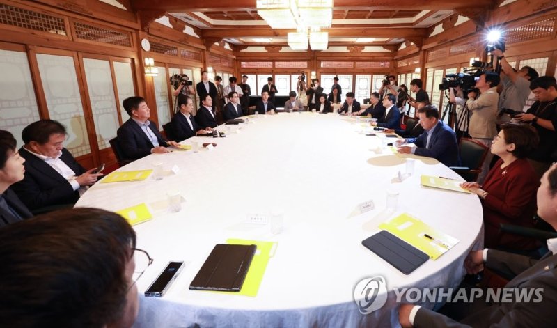 2일 오후 서울 종로구 총리 공관에서 고위 당정협의회가 열리고 있다. 사진=연합뉴스