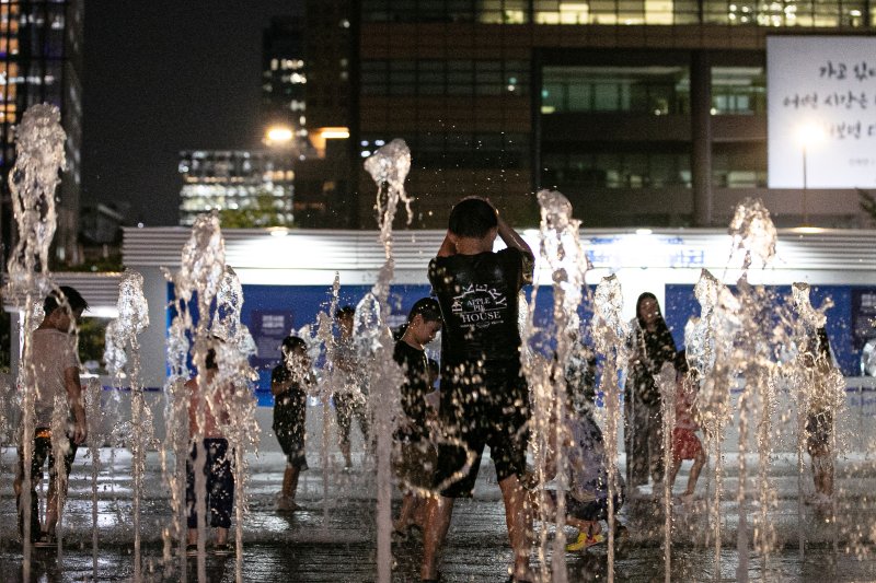 강릉지역에서 지난 2일 초열대야 현상이 발생하는 등 찜통 더위가 기승을 부리고 있다. 사진은 서울 세종대로 광화문광장 분수대를 찾은 아이들이 더위를 식히고 있다. 뉴스1