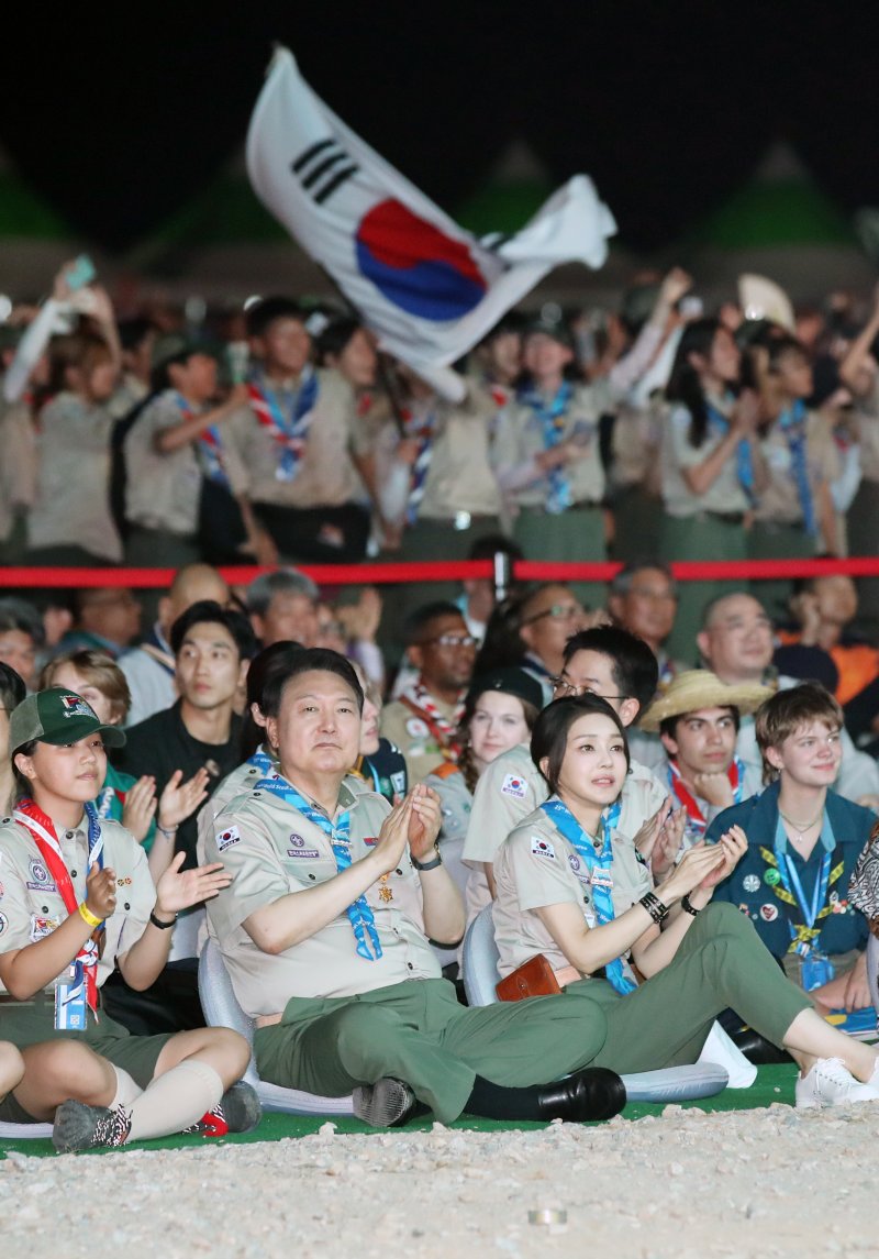 윤석열 대통령과 부인 김건희 여사가 2일 전북 부안군 새만금 일대에서 열린 2023 새만금 제25회 세계스카우트잼버리 개영식에서 대한민국 기수단 입장을 보며 박수치고 있다. /사진=뉴시스화상