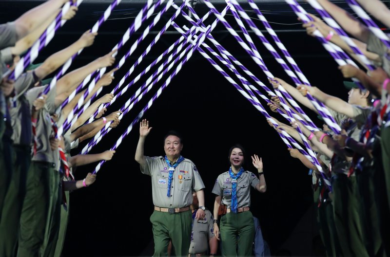 [부안=뉴시스] 전신 기자 = 윤석열 대통령과 부인 김건희 여사가 2일 전북 부안군 새만금 일대에서 열린 2023 새만금 제25회 세계스카우트잼버리 개영식에서 스카우트 최고의 예우를 표하는 장문례를 받으며 입장하고 있다. 2023.08.02. photo1006@newsis.com