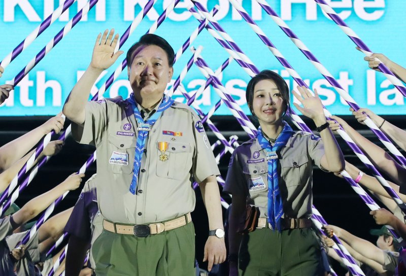 [부안=뉴시스] 전신 기자 = 윤석열 대통령과 부인 김건희 여사가 2일 전북 부안군 새만금 일대에서 열린 2023 새만금 제25회 세계스카우트잼버리 개영식에서 스카우트 최고의 예우를 표하는 장문례를 받으며 입장하고 있다. 2023.08.02. photo1006@newsis.com