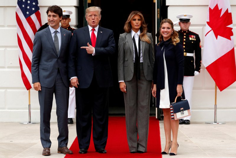 2017년 10월 11일 미국 워싱턴DC 백악관을 방문했던 쥐스탱 트뤼도 캐나다 총리(왼쪽 첫번째)가 당시 미국 대통령이었던 도널드 트럼프(왼쪽 두번째)와 함께 기념 촬영을 하고 있다.로이터연합뉴스
