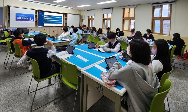 [사진자료2] 디지털 금융 교육프로그램 '두니버스' 참여 학생들이 수업을 듣고 있는 모습