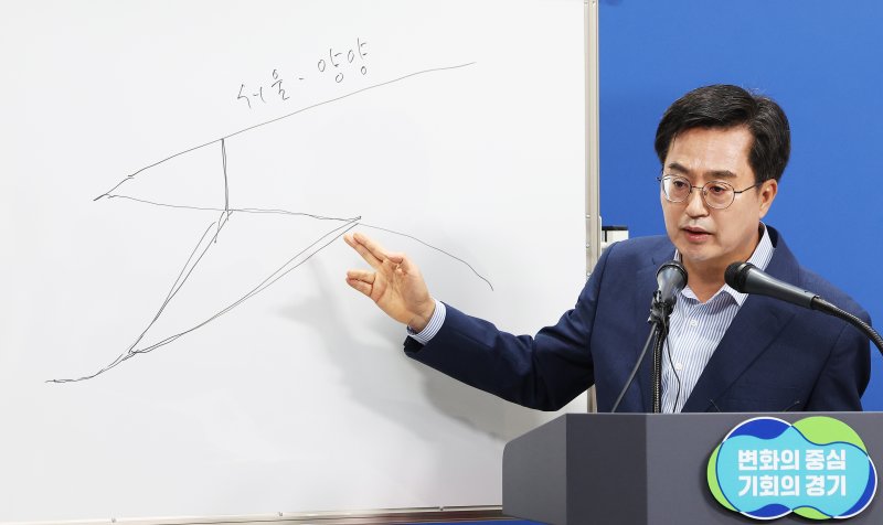 김동연 경기도지사가 3일 오전 경기도 수원시 경기도청에서 서울-양평 고속도로 사업 관련 입장을 발표한 후 취재진 질문에 답하고 있다. 연합뉴