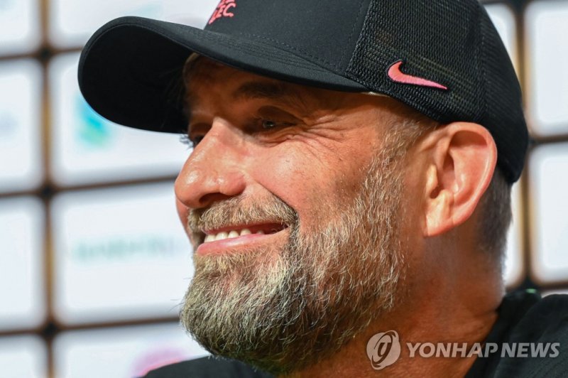 클롭 "그냥 타박상" Liverpool FC team manager Jurgen Klopp attends a press conference at the Singapore Festival of Football in Singapore on August 1, 2023. (Photo by Roslan RAHMAN / AFP)