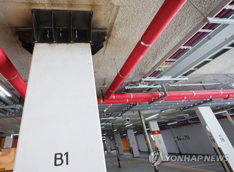 기둥 보강을 위한 구조물 설치된 주차장 기둥 보강을 위한 구조물 설치된 주차장 (오산=연합뉴스) 홍기원 기자 = 1일 오전 경기도 오산시 세교2 A6블록 아파트 주차장에 기둥 보강을 위한 구조물과 잭 서포트가 설치돼 있다. 국토교통부는 전날 파주 운정(A34 임대), 남양주 별내(A25 분양), 아산 탕정(2-A14 임대) 등 지하 주차장 철근을 빠뜨린 한국토지주택공사(LH) 아파트 15개 단지를 공개했다. 2023.8.1 xanadu@yna.co.kr (끝)