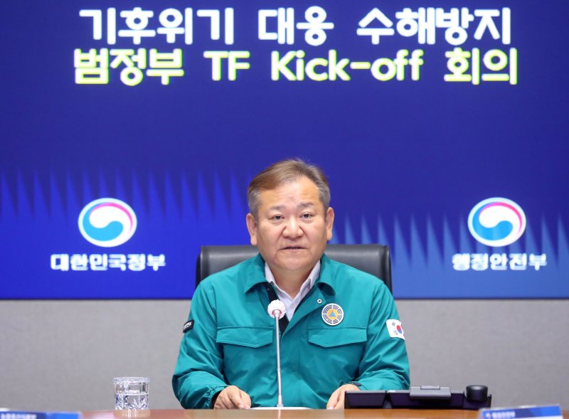 이상민 행정안전부 장관이 지난달 31일 오후 서울 종로구 정부서울청사에서 열린 기후위기 대응 수해방지 범정부 TF Kick-off 회의에 참석해 발언하고 있다. 뉴시스
