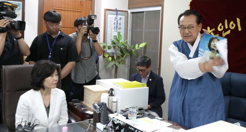 [서울=뉴시스] 김선웅 기자 = 김호일 대한노인회장이 3일 서울 용산구 대한노인회 중앙회에서 노인 비하 발언 논란으로 사과 방문한 김은경 더불어민주당 혁신위원장에게 사과를 받고 면담을 하는 중 김 위원장의 사진을 손으로 때리며 노인 분노를 표현하고 있다. 2023.08.03. mangusta@newsis.com /사진=뉴시스