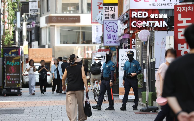 [서울=뉴시스] 조수정 기자 = 신림동 '묻지마 흉기난동' 사건 이후 인터넷에 이 지역을 대상으로 한 '살인 예고' 게시글이 범람하자, 경찰이 재차 엄정 수사를 경고하고 나섰다. 사진은 지난달 26일 오후 서울 관악구 신림역 묻지마 칼부림 사건 현장 인근에서 경찰들이 일대 순찰을 하는 모습. 2023.07.26. chocrystal@newsis.com /사진=뉴시스