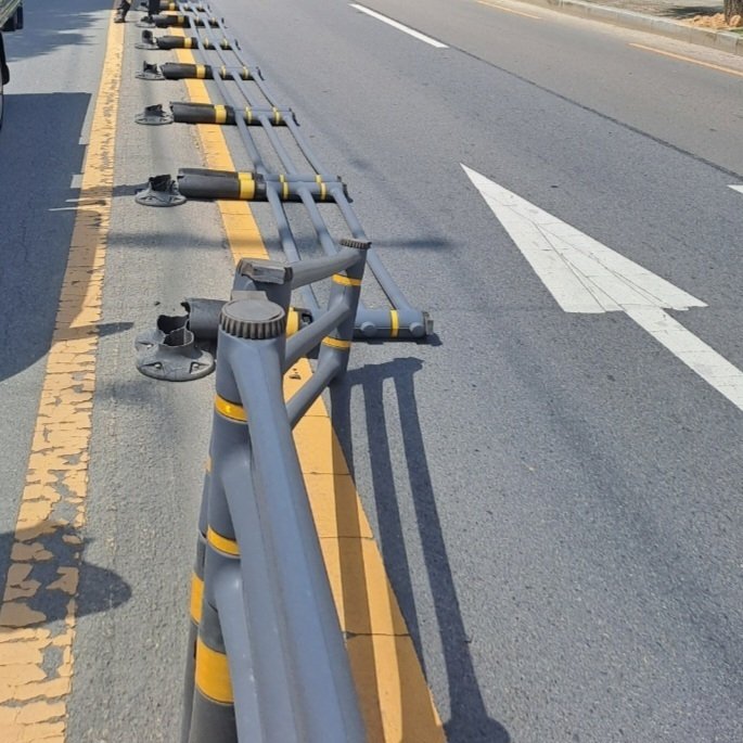 폭염에 쓰러진 중앙분리대 (대구=연합뉴스) 대구 낮 기온이 37.5도까지 치솟은 3일 오후 수성구 파동행정복지센터 앞 도로 중앙분리대가 폭염으로 녹아 쓰러져있다. 2023.8.3 [독자제공. 재판매 및 DB금지]