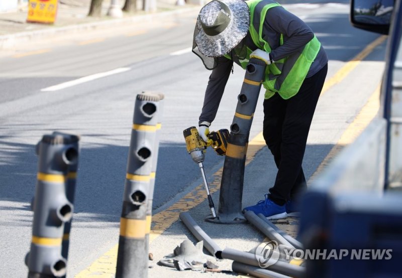 폭염에 쓰러지는 중앙분리대 폭염에 쓰러지는 중앙분리대 (대구=연합뉴스) 박세진 기자 = 3일 대구 낮 기온이 37.7도까지 치솟은 가운데 수성구 파동행정복지센터 앞 도로에 설치된 중앙분리대가 열기를 견디지 못하고 쓰려지면서 관할 수성구가 이 일대 나머지 중앙분리대를 사전에 철거하고 있다. 관할 수성구 측은 교통사고 충격을 견딜 수 있도록 중앙분리대 하단은 폴리우레탄 재질을 사용했다고 밝혔다. 2023.8.3 psjpsj@yna.co.kr (끝)
