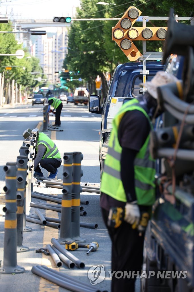 폭염에 쓰러지는 중앙분리대 폭염에 쓰러지는 중앙분리대 (대구=연합뉴스) 박세진 기자 = 3일 대구 낮 기온이 37.7도까지 치솟은 가운데 수성구 파동행정복지센터 앞 도로에 설치된 중앙분리대가 열기를 견디지 못하고 쓰려지면서 관할 수성구가 이 일대 나머지 중앙분리대를 사전에 철거하고 있다. 관할 수성구 측은 교통사고 충격을 견딜 수 있도록 중앙분리대 하단은 폴리우레탄 재질을 사용했다고 밝혔다. 2023.8.3 psjpsj@yna.co.kr (끝)