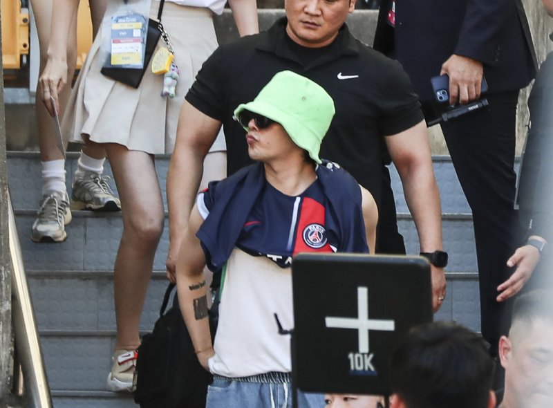 [부산=뉴시스] 김근수 기자 = 3일 부산 연제구 부산아시아드 주경기장에서 열린 쿠팡플레이 시리즈 3차전 파리 생제르맹(PSG)과 전북현대의 경기 시작 전 가수 지드래곤이 경기장을 찾고 있다. 2023.08.03. ks@newsis.com <저작권자ⓒ 공감언론 뉴시스통신사. 무단전재-재배포 금지.> /사진=뉴시스화상