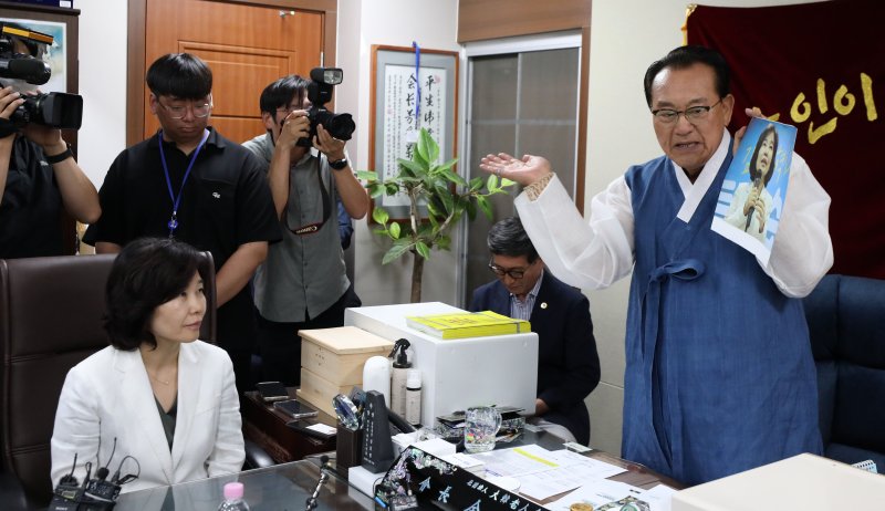 김호일 대한노인회장(오른쪽)이 3일 서울 용산구 대한노인회 중앙회에서 노인 비하 발언 논란으로 사과 방문한 김은경 더불어민주당 혁신위원장과 면담 중 김 위원장의 사진을 손으로 때리고 있다. 연합뉴스