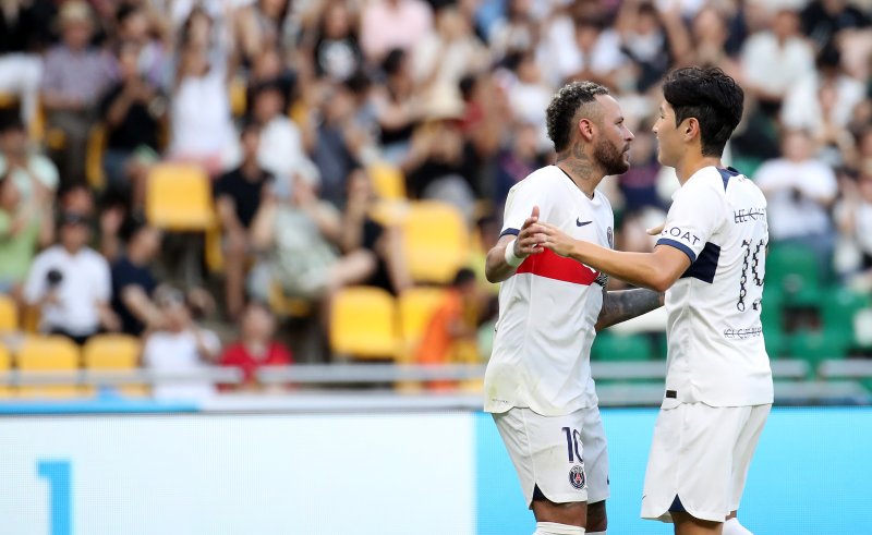 3일 부산시 연제구 부산아시아드주경기장에서 열린 쿠팡플레이 시리즈 3차전 전북 현대와 파리 생제르맹 FC의 경기 후반전에서 PSG 네이마르가 추가골을 넣은 뒤 이강인과 기쁨을 나누고 있다. 2023.8.3/뉴스1 ⓒ News1 이동해 기자