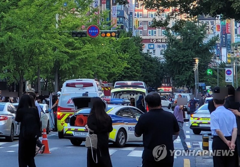 묻지마 흉기 난동에 출동한 경찰-구급차 (성남=연합뉴스) 3일 오후 경기 성남시 분당구 서현역에서 묻지마 흉기 난동이 발생해 경찰 순찰차와 소방 구급차가 출동해 있다. 2023.8.3 [독자 제공. 재판매 및 DB 금지] photo@yna.co.kr (끝)