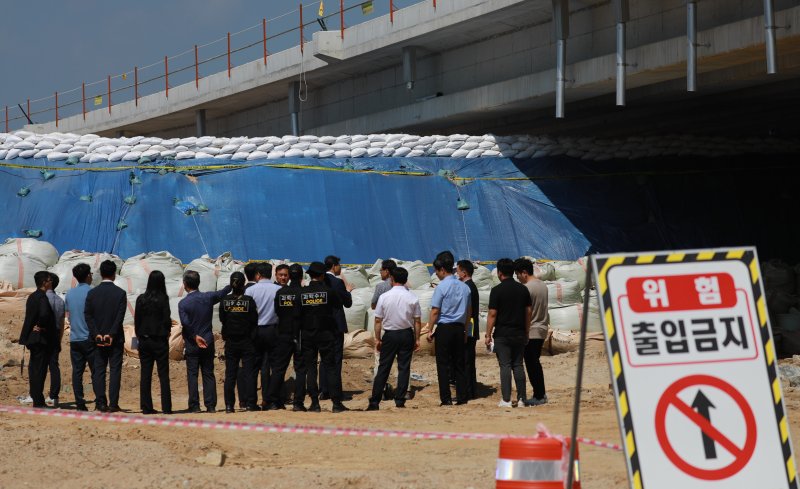 오송 궁평2지하차도 침수사고 원인을 수사하는 검찰수사본부와 전문수사자문위원 등이 3일 오전 충북 청주시 미호천교에서 사고 원인으로 지목된 임시제방을 살펴보고 있다. 수사본부는 이날 임시제방과 궁평2지하차도에서 주변 시설물을 확인하는 등 현장조사를 벌였다. 2023.8.3/뉴스1 ⓒ News1 김용빈 기자