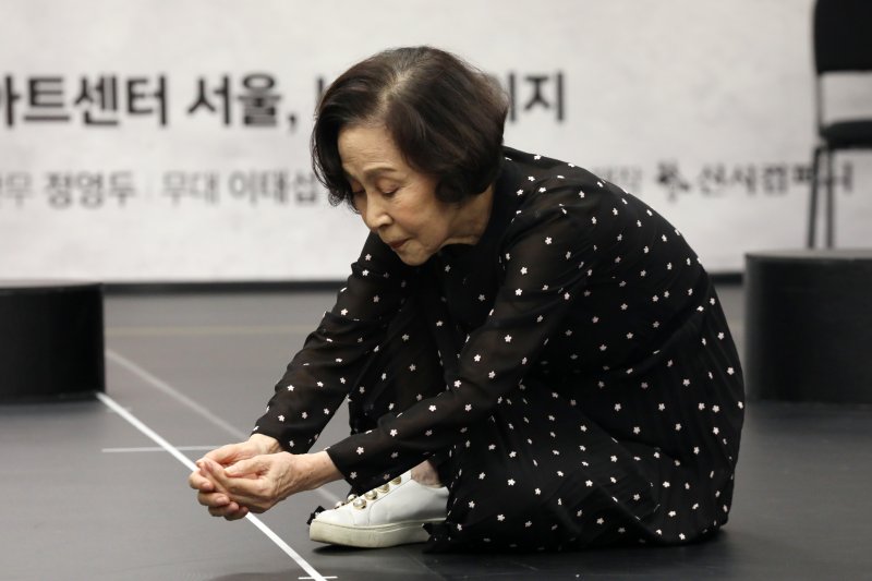 [서울=뉴시스] 박진희 기자 = 연극 '토카타(TOCCATA)' 주연 배우 손숙이 지난 1일 서울 서초구 구룡사 전법회관에서 시연을 하고 있다. 2023.08.01. pak7130@newsis.com