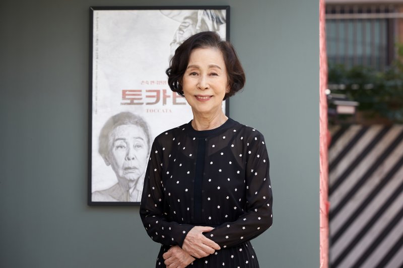 [서울=뉴시스]배우 손숙이 데뷔 60주년 기념 공연으로 연극 '토카타'를 선보인다. (사진=신시컴퍼니 제공) 2023.08.04. photo@newsis.com *재판매 및 DB 금지