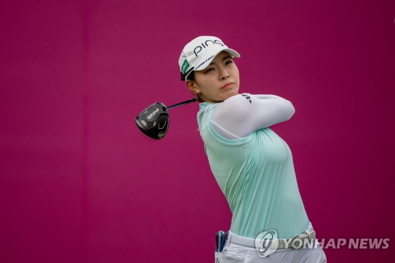 시부노 히나코 Japan's Hinako Shibuno competes during the Evian Championship, a women LPGA major golf tournament in Evian-les-Bains, French Alps, on July 28, 2023. (Photo by Fabrice COFFRINI / AFP)