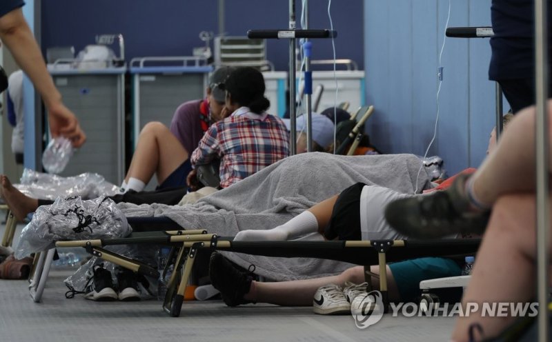 3일 오후 전북 부안군 새만금 세계스카우트 잼버리 야영지 내 잼버리 병원에서 온열질환자가 치료를 받고 있다. 연합뉴스