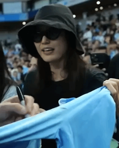 홀란의 사인 유니폼을 받은 뒤 환호성을 외치고 있는 전지현의 모습. 출처=맨체스터 시티 공식 유튜브