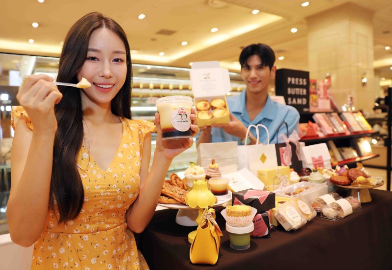 서울 신세계백화점 강남점 디저트 팝업에서 모델이 제품을 소개하는 모습(신세계백화점 제공)