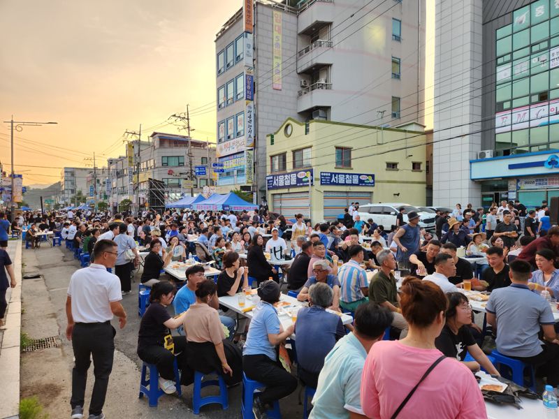 제7회 홍천강 별빛음악 맥주축제 전야제가 열린 지난 2일 홍천 시장 인근 거리. 3일부터는 도시산림공원 토리숲으로 자리를 옮겨 축제가 진행된다. 홍천문화재단 제공