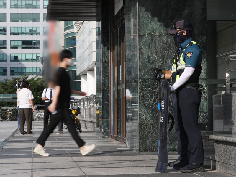 4일 오전 묻지마 흉기 난동 사건이 발생한 경기 성남시 분당구 서현역에서 경찰 병력이 배치돼 있다. ⓒ News1 김영운 기자