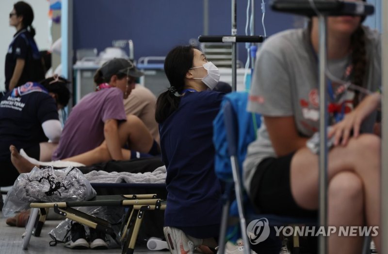 (부안=연합뉴스) 임채두 기자 = 3일 전북 부안군 새만금 세계스카우트 잼버리 야영지 내 잼버리 병원에서 의료진이 환자를 살피고 있다.