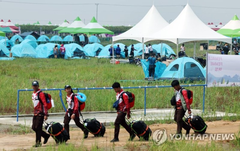 "더 이상 못 버틴다"..잼버리 외국인 참가자 출국 행렬 '코로나도 덮쳤다'