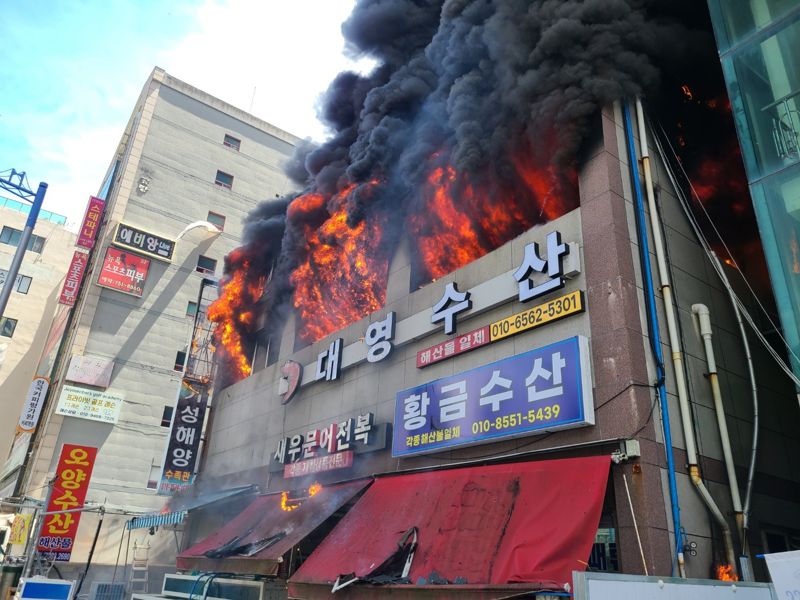 부산 수영구 한 상가 2층에 불이나 불길이 치솟고 있다. 사진=독자 제보