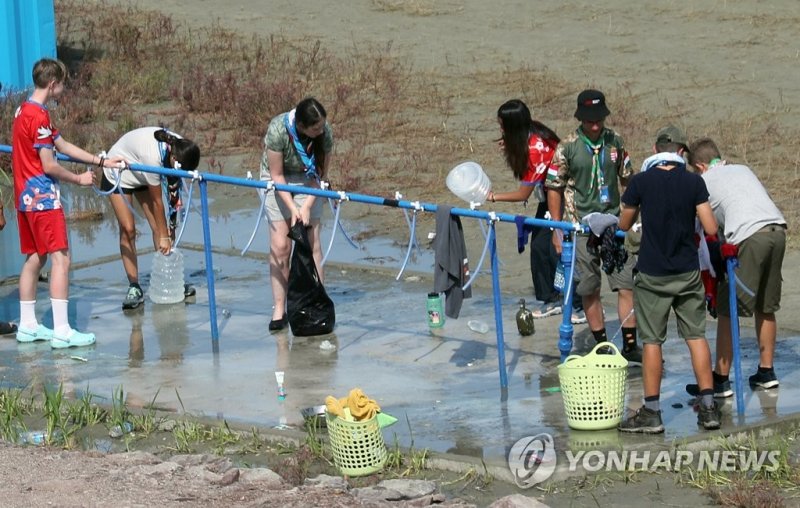 2023 새만금 세계스카우트잼버리 참가자들이 4일 전북 부안군 잼벼리 야영장 수돗가에서 물을 받고 있다. 연합뉴스