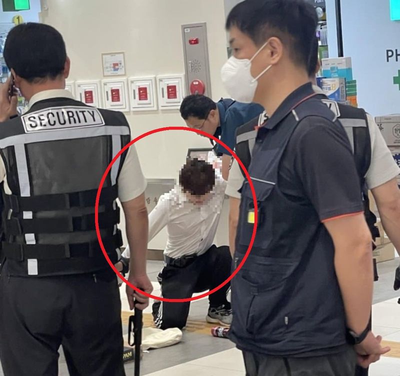 4일 오전 서울 서초구 고속터미널역에서 한 남성이 경찰에 체포되고 있다. / SNS 갈무리