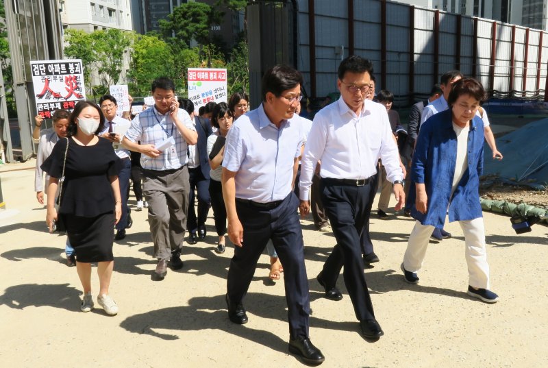 박광온 더불어민주당 원내대표가 4일 오후 지하 주차장 붕괴 사고가 발생한 인천 서구 검단신도시의 한 아파트 공사 현장을 방문해 브리핑 현장으로 이동하고 있다. 뉴시스