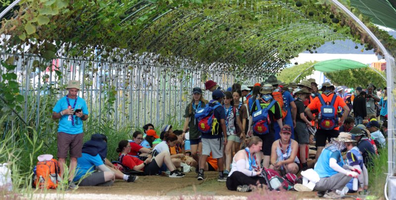 4일 전북 부안군 세계스카우트잼버리 텔타구역 쿨링 터널에서 스카우트 대원들이 더위를 식히고 있다. 2023.8.4/뉴스1 ⓒ News1 유경석 기자