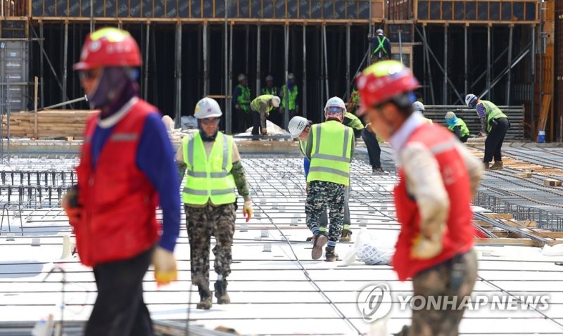 강원특별자치도가 시군과 협력해 읍면동 사무소를 개방, 무더위 쉼터로 운영하도록 하는 등 폭염 대책을 강화했다. 사진은 지난 2일 오전 인천국제공항 제2터미널 제2합동청사 확장 건설현장에서 건설근로자들이 작업을 하고 있다. 연합뉴스