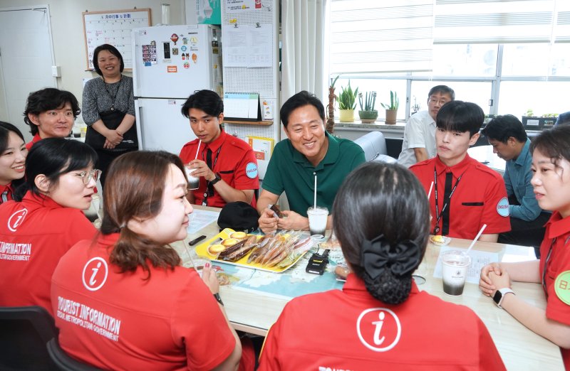 오세훈 서울시장이 명동 '움직이는 관광안내소'에서 관광안내사들과 대화하는 모습. (서울시 제공)