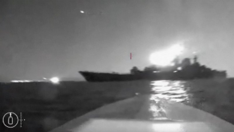 우크라이나 해상드론이 4일(현지시간) 러시아 흑해 함대 소속으로 노보로시스크항에 정박해 있던 상륙함 '올레네고르스키 고르니야크'호를 공격해 상당한 손상을 준 것으로 보인다. 이 상륙함으로 보이는 러시아 해군 군함에 드론이 공격을 하고 있다. AP뉴시스