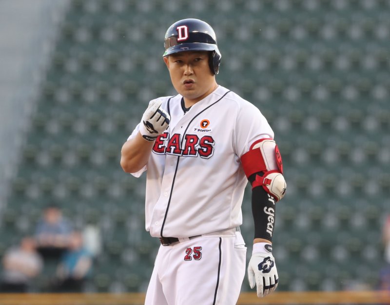 [서울=뉴시스] 조수정 기자 = 23일 서울 송파구 잠실야구장에서 열린 2023 KBO 리그 삼성 라이온즈 대 두산 베어스 경기, 두산 양의지가 1회말 만루를 만드는 적시타를 날린 뒤 세리머니 하고 있다. 2023.05.23. chocrystal@newsis.com