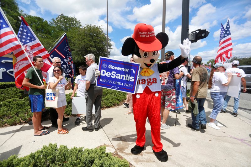 지난 2022년 4월 16일 미국 플로리다주 올란도에서 공화당의 론 디샌티스 주지사를 지지하는 우파 시위대가 디즈니의 미키마우스를 연상시키는 의상을 입고 서 있다. 디즈니는 디샌티스의 주정부가 공립학교 저학년에게 성소수자 교육을 금지하는 법안을 추진하자 이를 공개 비난했다.로이터뉴스1